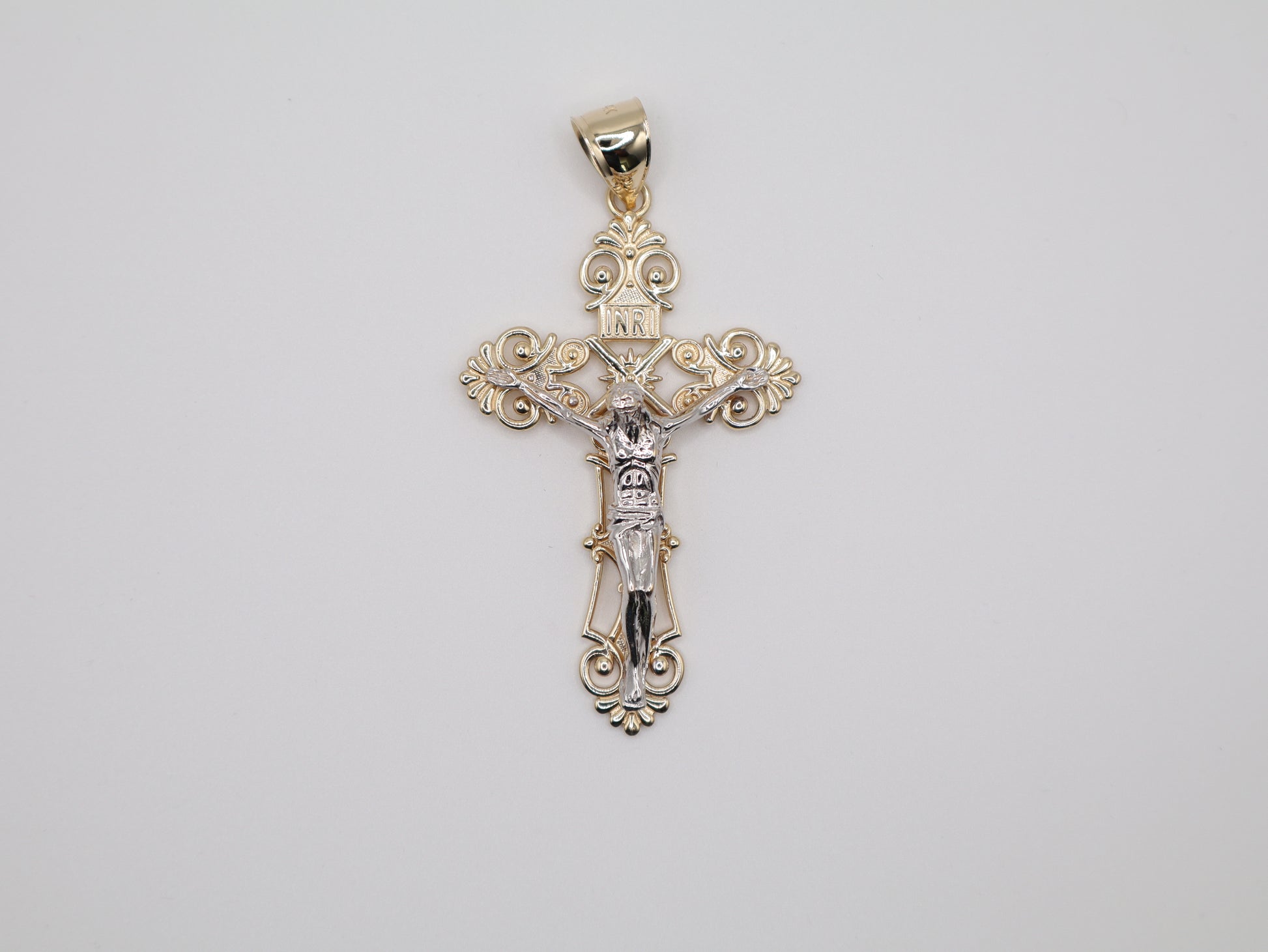 19.6g 3.12in, 42mm Christ on Cross Pendant