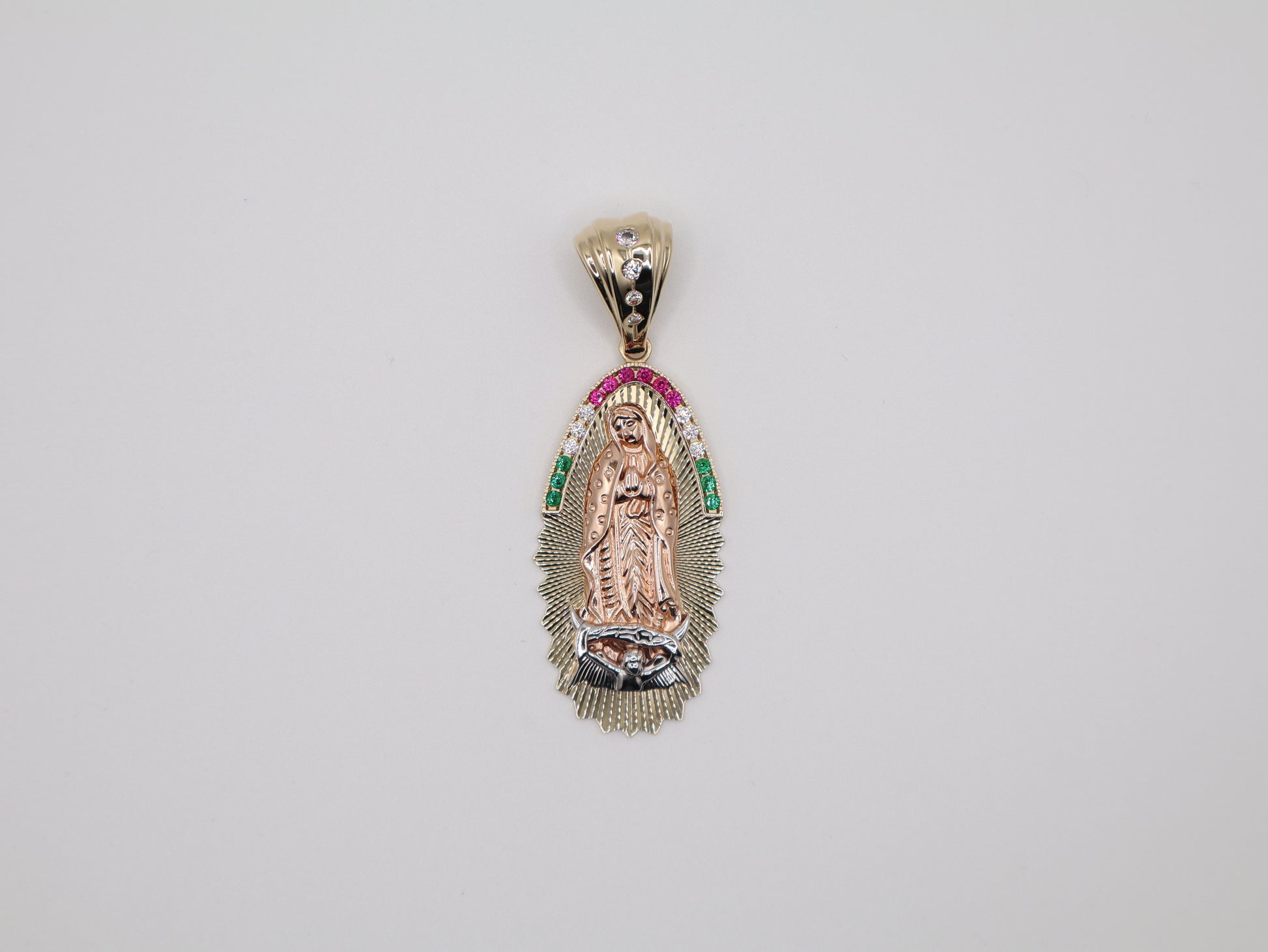 15.7g 2.5in, 23mm Green, White, Red Virgin Mary Pendant