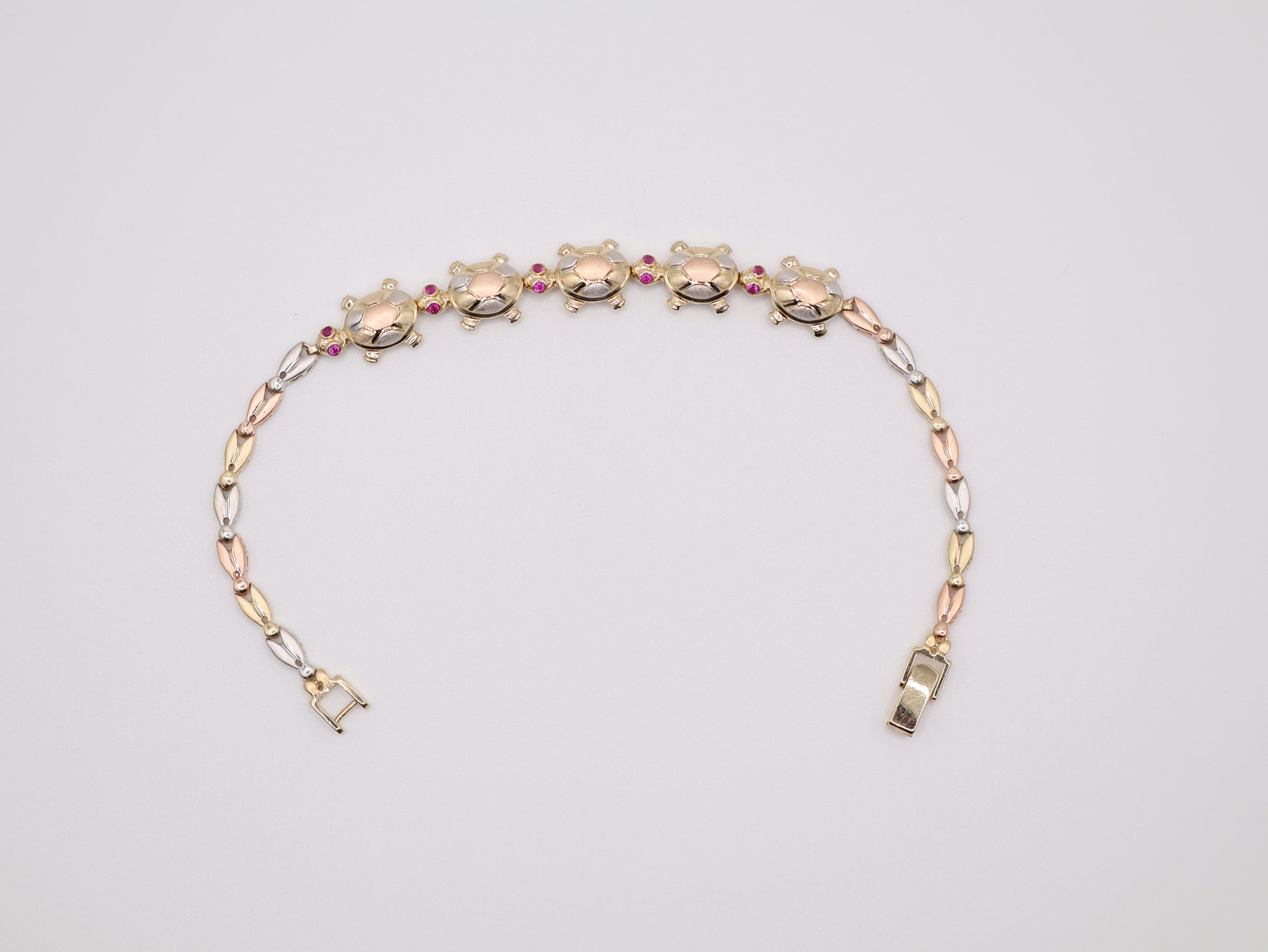12.3g, 7.75in, 10.1mm Turtle Bracelet