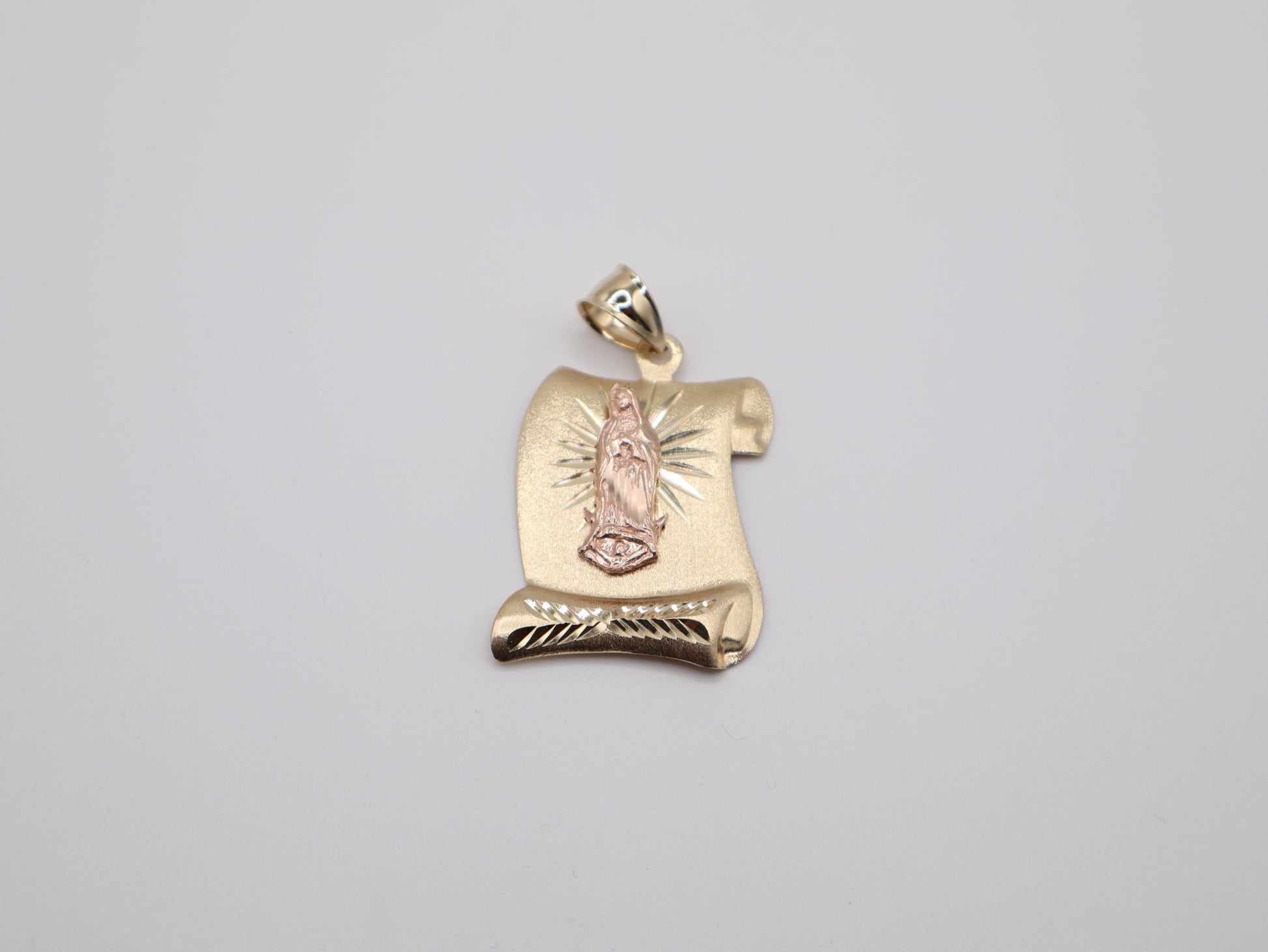 8.4g 1.87in, 28mm Virgin Mary Scroll Pendant