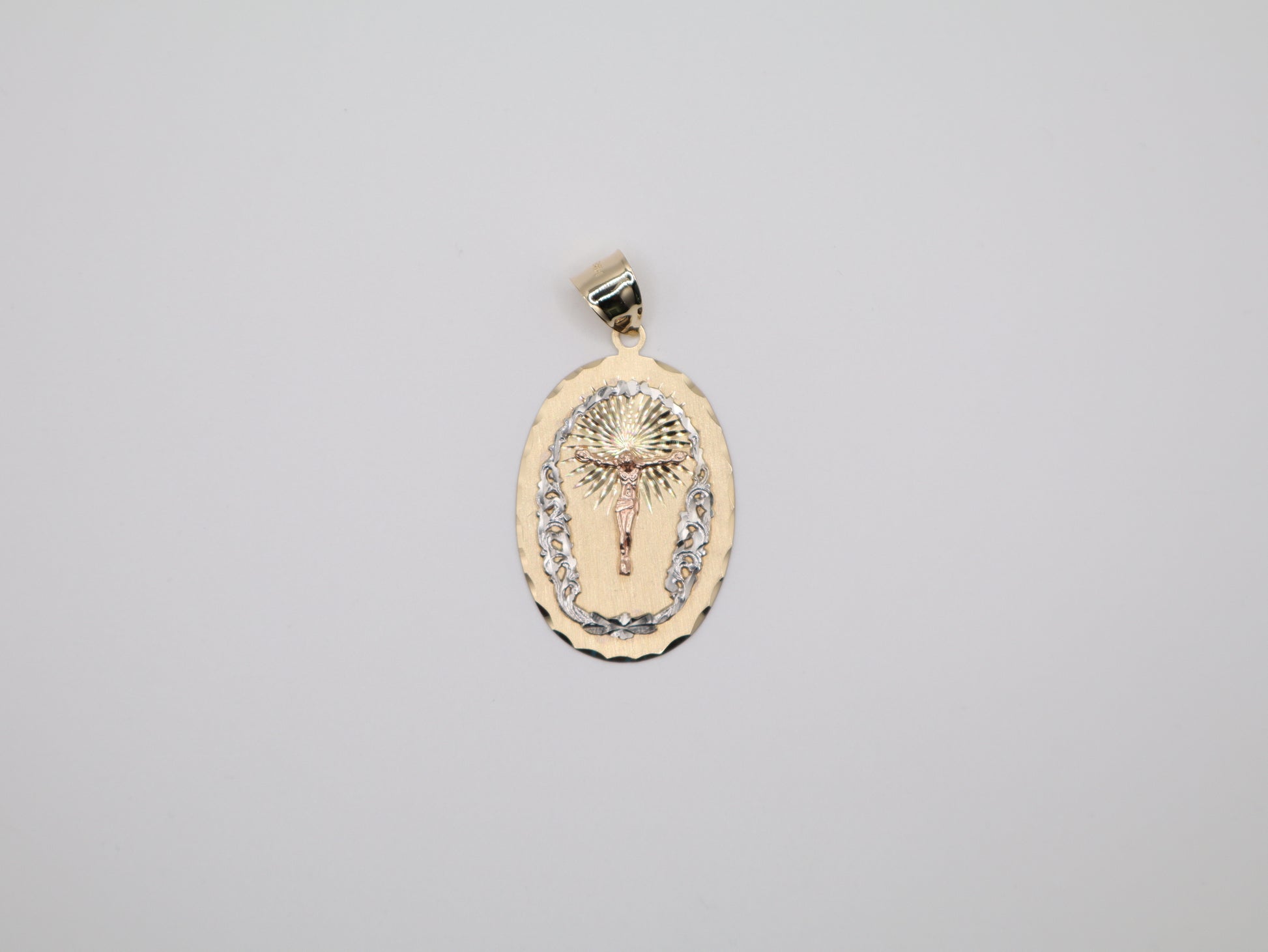 11.4g 2.37in, 32mm Tri-Color Jesus Christ Pendant